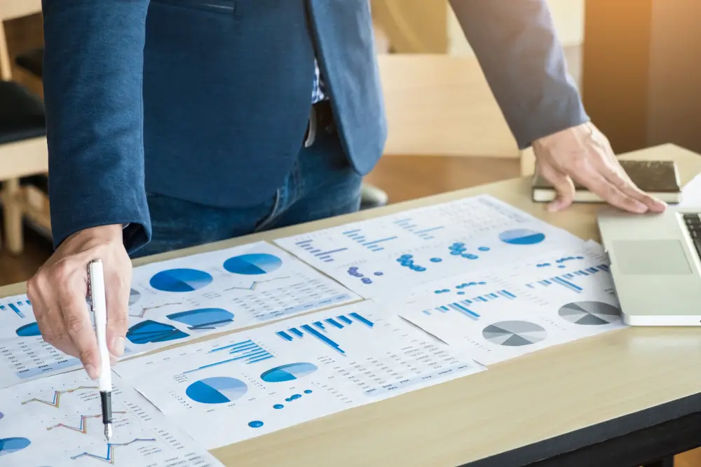 Person, die im Büro arbeitet Effiziente Prozessintegration